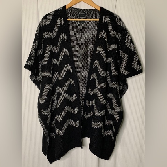Original Nicole Miller - Black And White Poncho/ Wrap/ Shawl - One Size - Picture 1 of 4